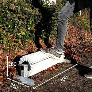 Schoenpoetser met borstelwals