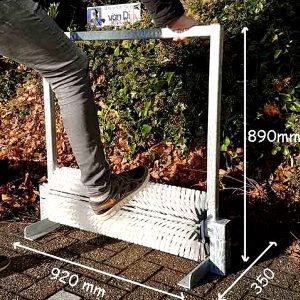 Schoenpoetser met borstelwals en beugel